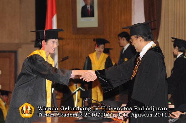 wisuda-fh-oleh-rektor-021