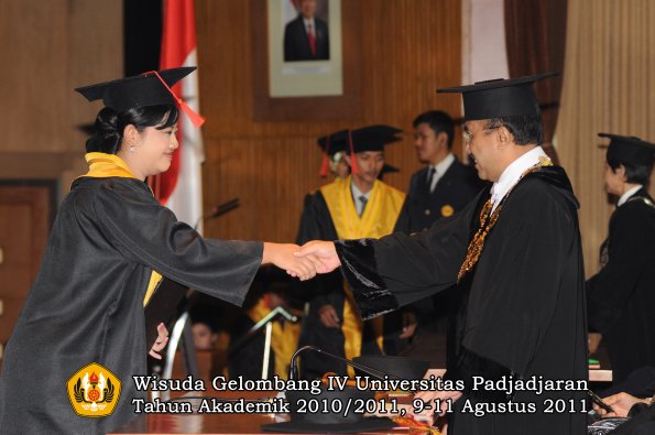 wisuda-fh-oleh-rektor-022