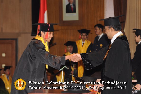 wisuda-fh-oleh-rektor-023