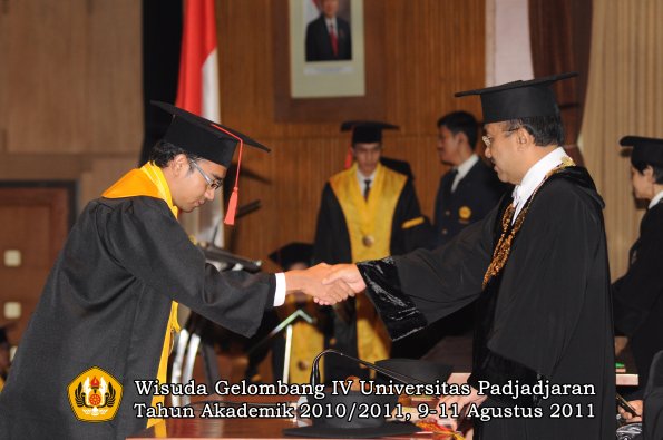 wisuda-fh-oleh-rektor-024