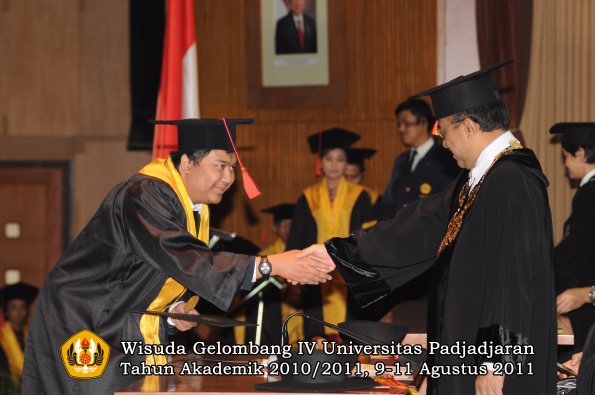 wisuda-fh-oleh-rektor-026