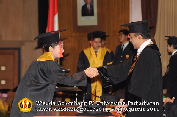 wisuda-fh-oleh-rektor-027