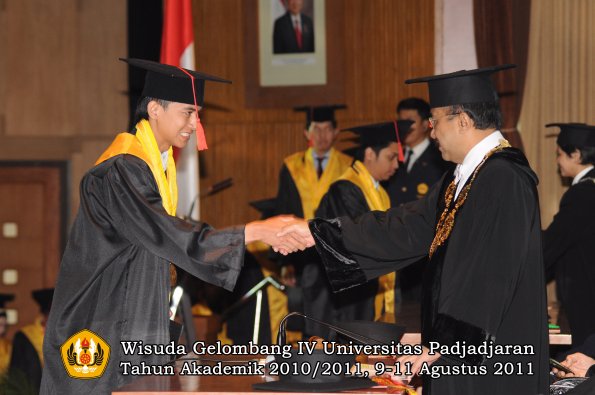 wisuda-fh-oleh-rektor-029