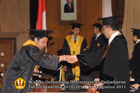 wisuda-fh-oleh-rektor-030