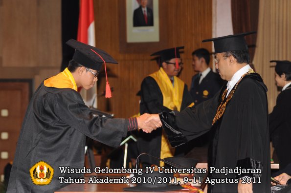 wisuda-fh-oleh-rektor-032