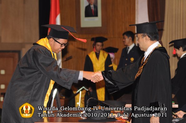 wisuda-fh-oleh-rektor-033