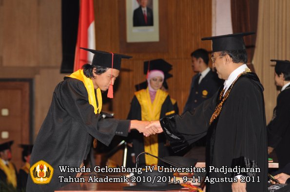 wisuda-fh-oleh-rektor-034