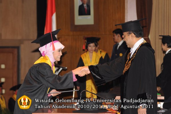 wisuda-fh-oleh-rektor-035