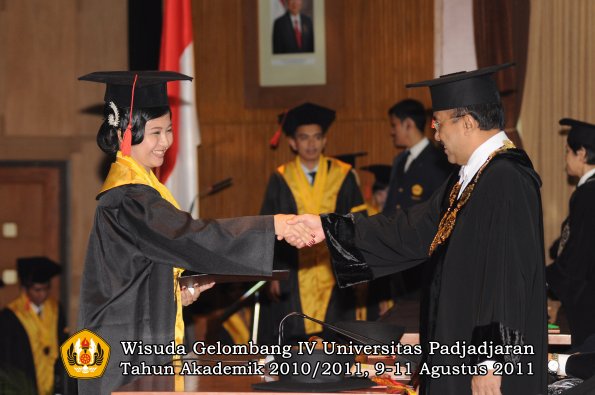 wisuda-fh-oleh-rektor-036