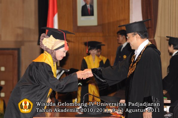 wisuda-fh-oleh-rektor-038