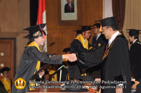 wisuda-fh-oleh-rektor-039