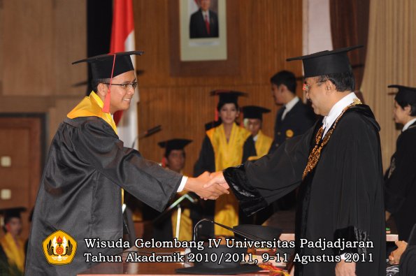 wisuda-fh-oleh-rektor-040