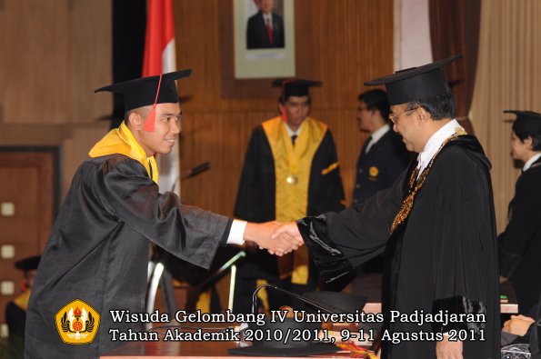 wisuda-fh-oleh-rektor-043