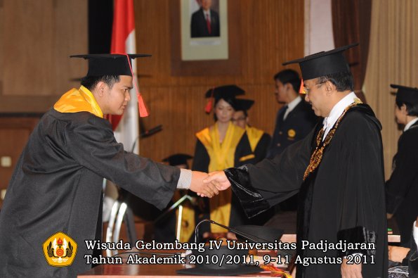 wisuda-fh-oleh-rektor-045