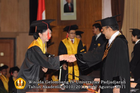 wisuda-fh-oleh-rektor-046