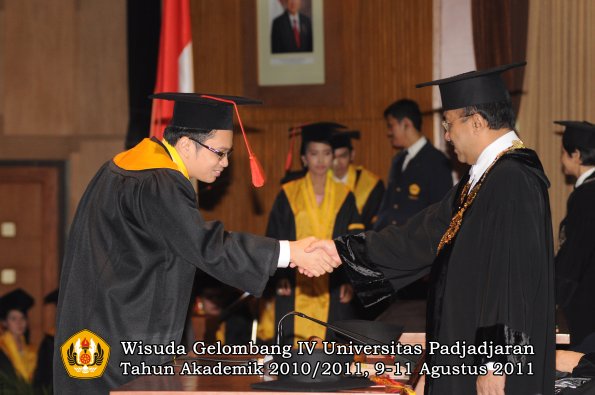 wisuda-fh-oleh-rektor-047