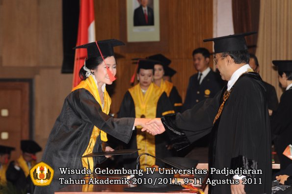 wisuda-fh-oleh-rektor-051