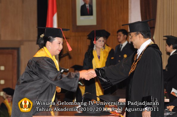 wisuda-fh-oleh-rektor-052