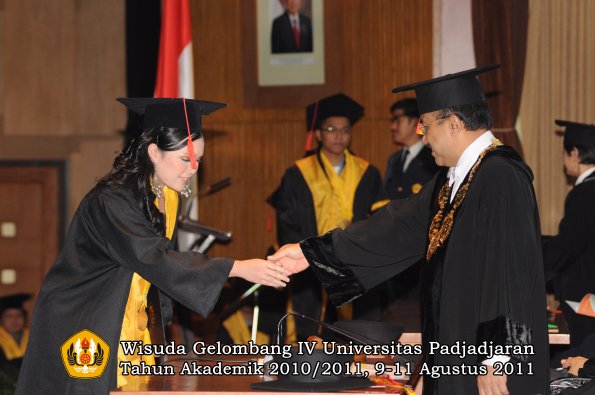 wisuda-fh-oleh-rektor-053