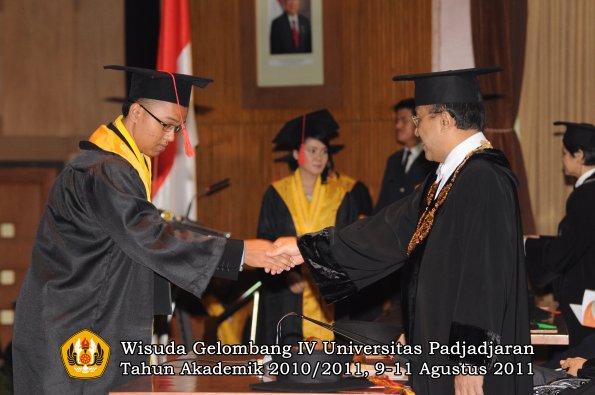 wisuda-fh-oleh-rektor-054