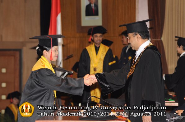 wisuda-fh-oleh-rektor-056