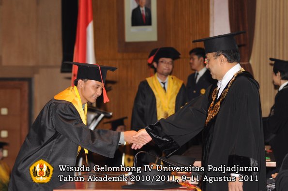 wisuda-fh-oleh-rektor-058