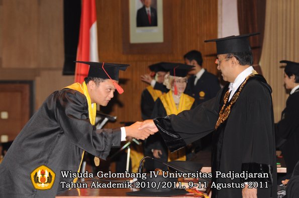 wisuda-fh-oleh-rektor-060