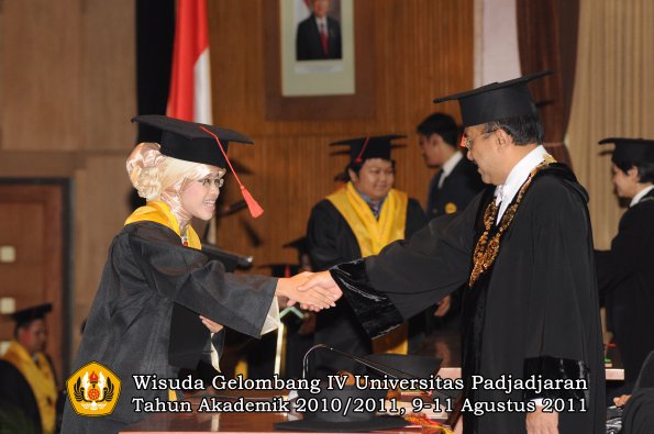 wisuda-fh-oleh-rektor-061