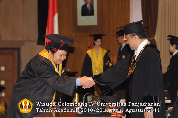 wisuda-fh-oleh-rektor-062