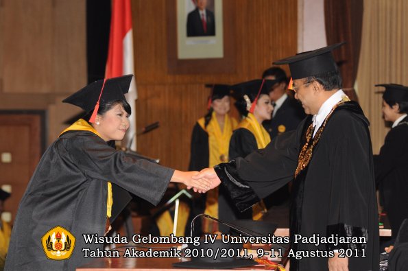 wisuda-fh-oleh-rektor-064