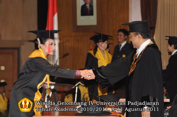 wisuda-fh-oleh-rektor-065