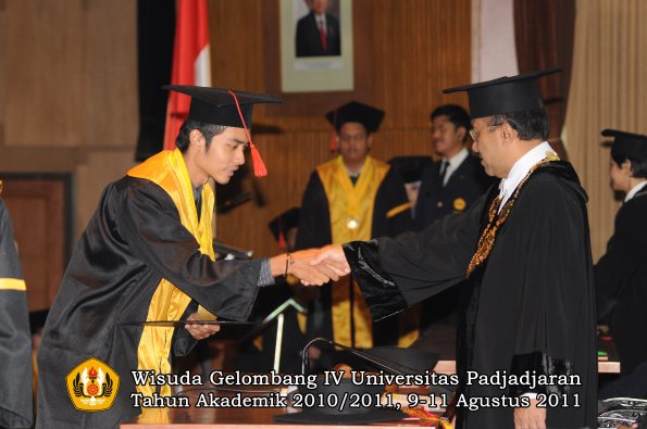 wisuda-fh-oleh-rektor-069