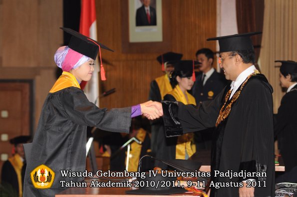 wisuda-fh-oleh-rektor-071