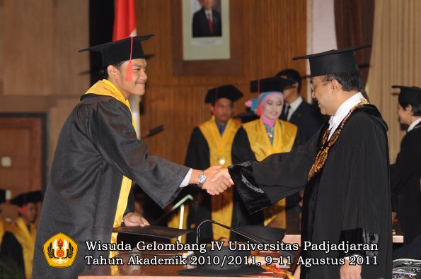 wisuda-fh-oleh-rektor-073