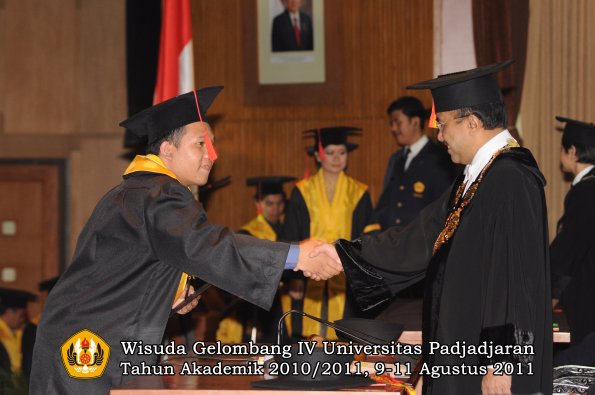 wisuda-fh-oleh-rektor-075