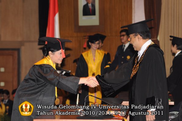 wisuda-fh-oleh-rektor-076