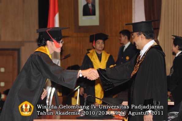 wisuda-fh-oleh-rektor-077