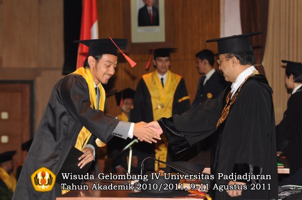 wisuda-fh-oleh-rektor-079