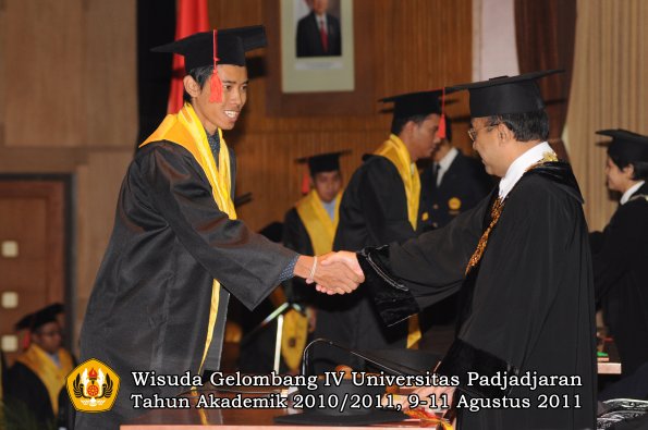 wisuda-fh-oleh-rektor-081