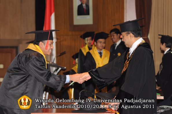 wisuda-fh-oleh-rektor-083