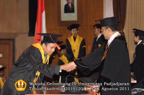 wisuda-fh-oleh-rektor-084