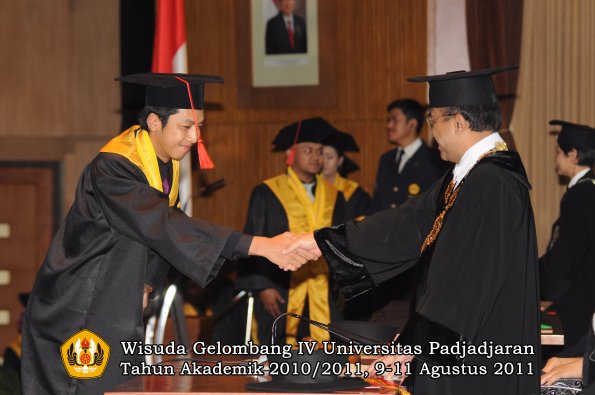 wisuda-fh-oleh-rektor-085