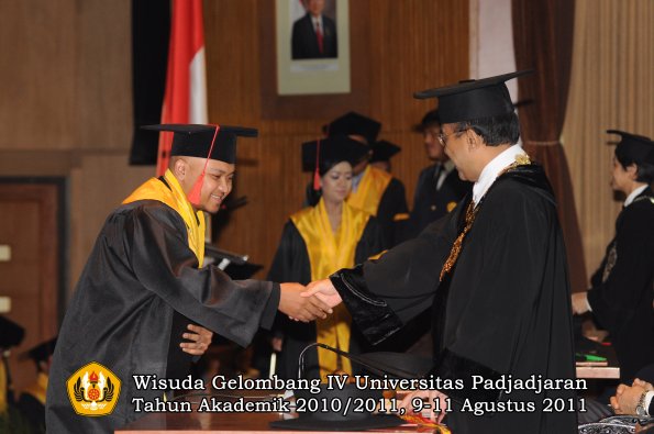 wisuda-fh-oleh-rektor-086