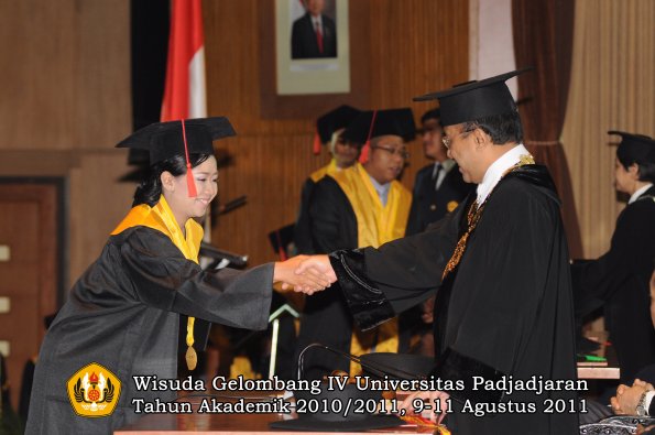 wisuda-fh-oleh-rektor-087