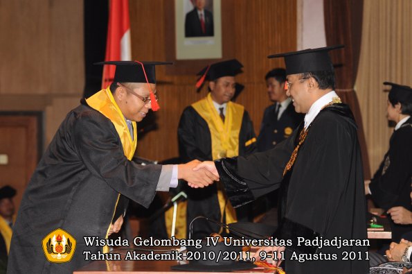 wisuda-fh-oleh-rektor-088