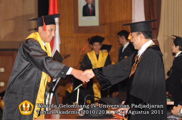 wisuda-fh-oleh-rektor-089