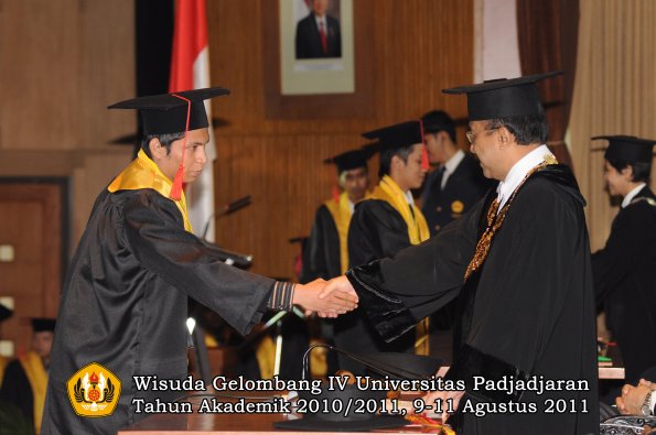 wisuda-fh-oleh-rektor-090