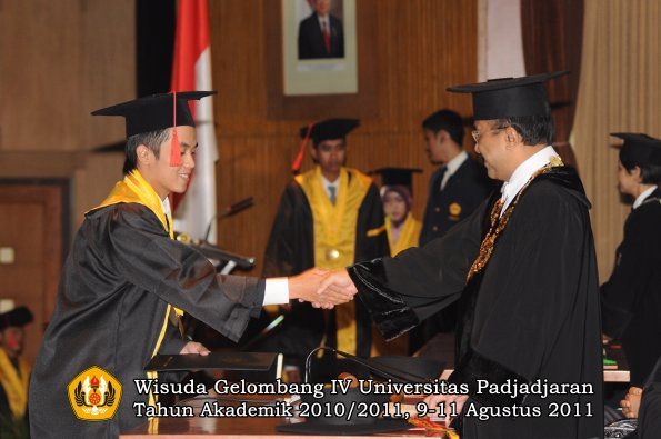 wisuda-fh-oleh-rektor-091