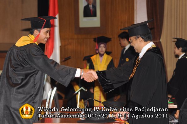 wisuda-fh-oleh-rektor-092