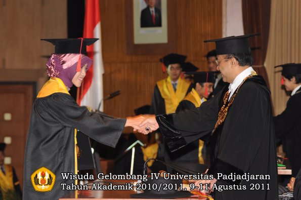 wisuda-fh-oleh-rektor-093